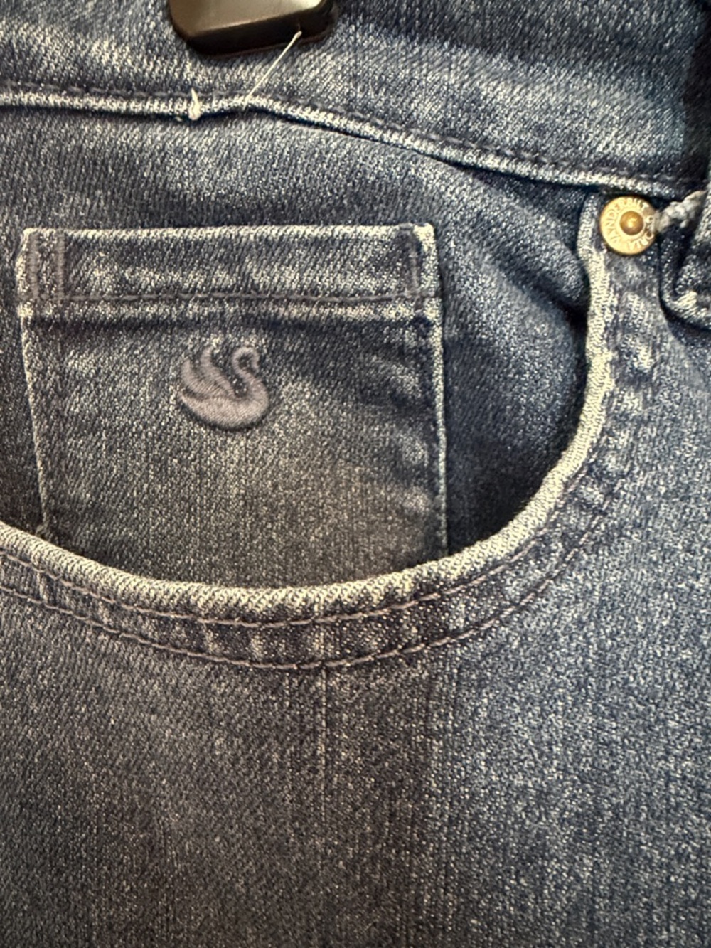 Gloria Vanderbilt Amanda style Straight Leg Jeans in Medium Blue Wash. 5 pocket - Picture 3 of 5